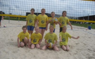 Spiker mini’s doen mee aan beachvolleybaltoernooi